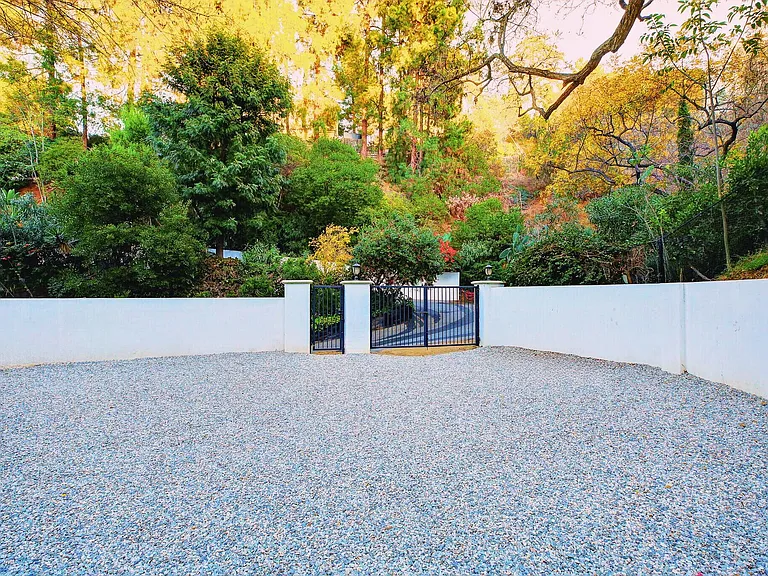 2570 Nichols Canyon Rd — Photo 40