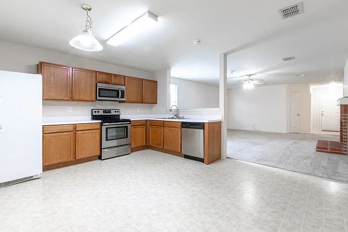 2405 Spruce Ct — Photo 4