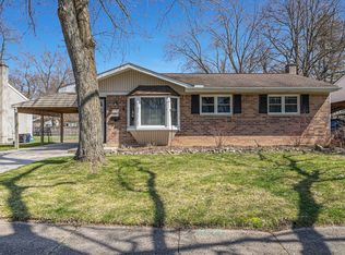 521 Canterbury Dr, Saline, MI 48176