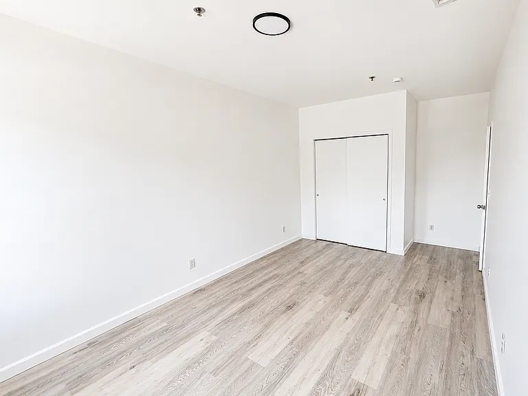 146 N Grove St — Photo 22