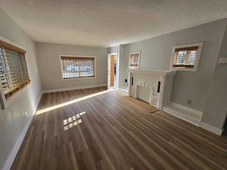 2928 Schyler St — Photo 8