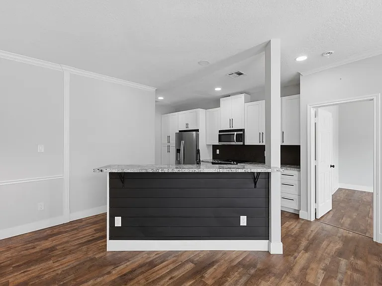239 Navarro Dr — Photo 2