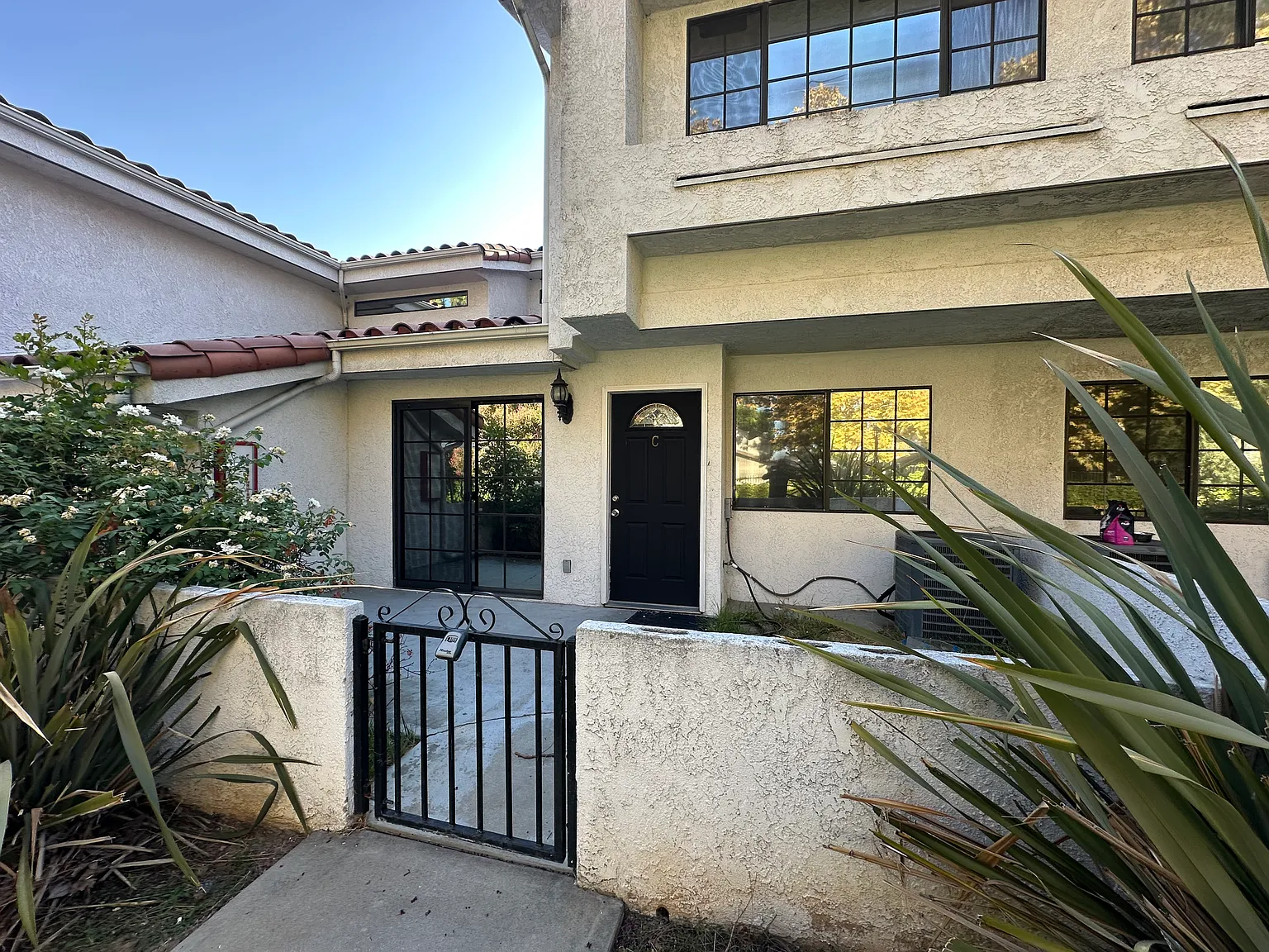 3 bed, 2.5 bath, 1402 sqft, $2,990 — Photo 3