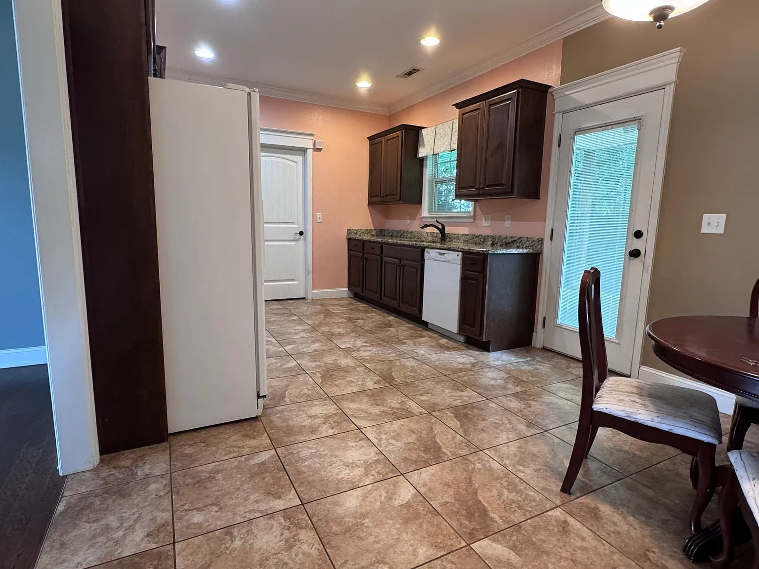 3 bed, 2.0 bath, 1312 sqft, $2,000 — Photo 4