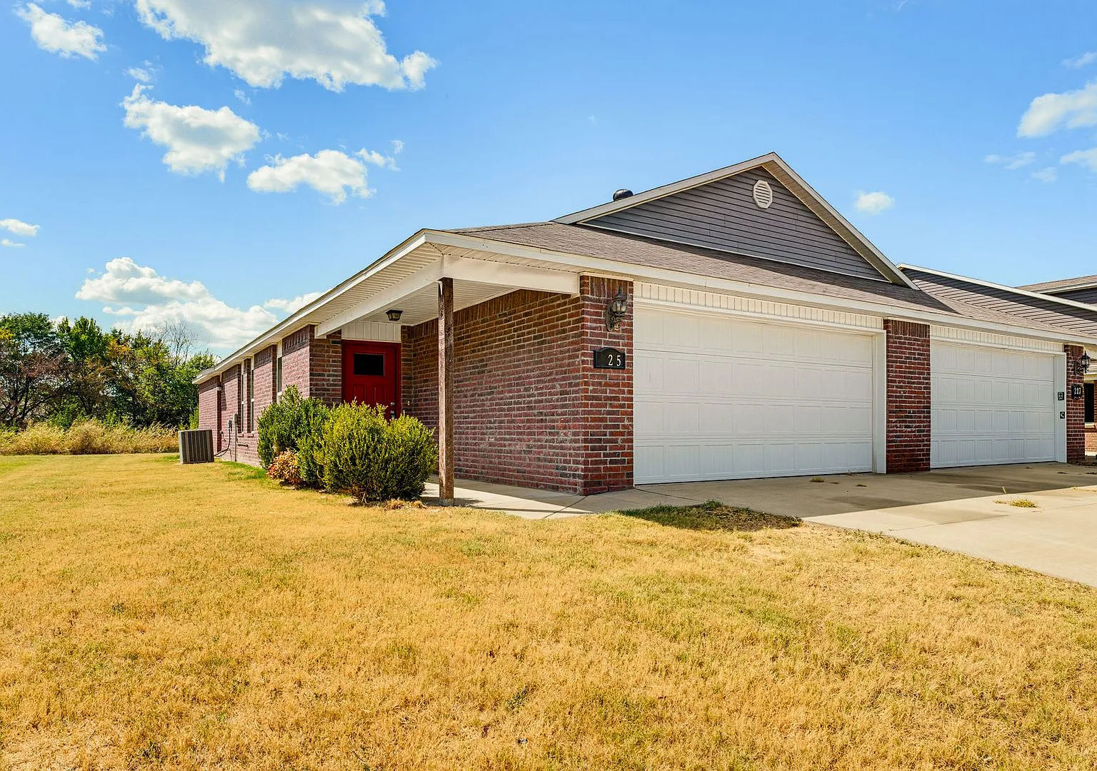 Great location-don't miss this one! — Photo 1