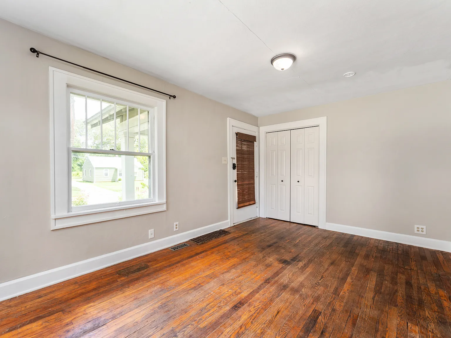3 bed, 1002 sqft, $1,500 — Photo 3