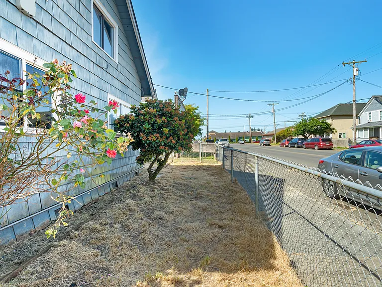 121 N D St — Photo 17