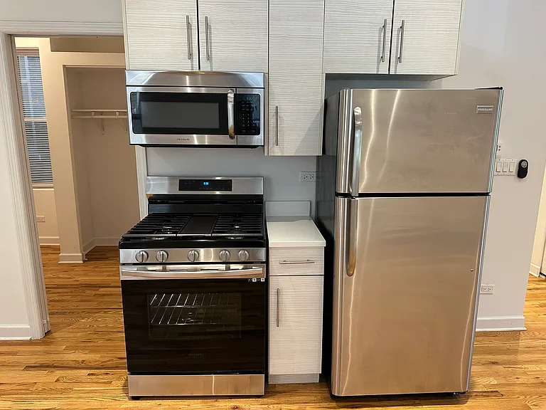1452 N Greenview Ave #1F — Photo 3