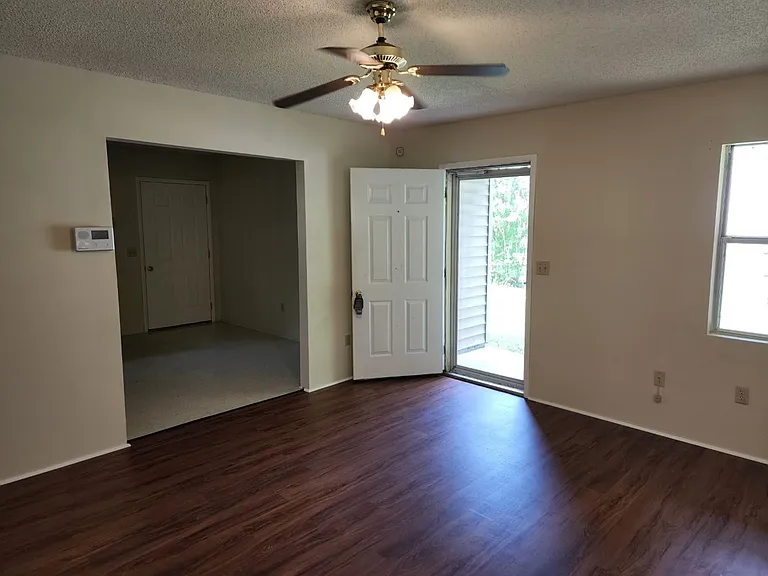 209 E Broad St — Photo 10