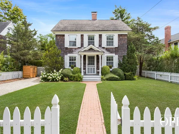 22 Bell St, Bellport Village, NY 11713