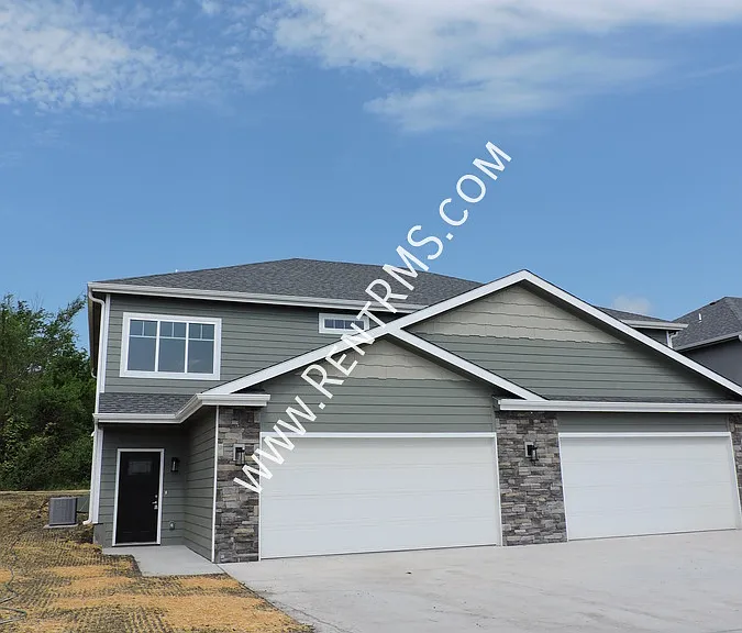 4407 SE Gemstone Ln — Photo 1