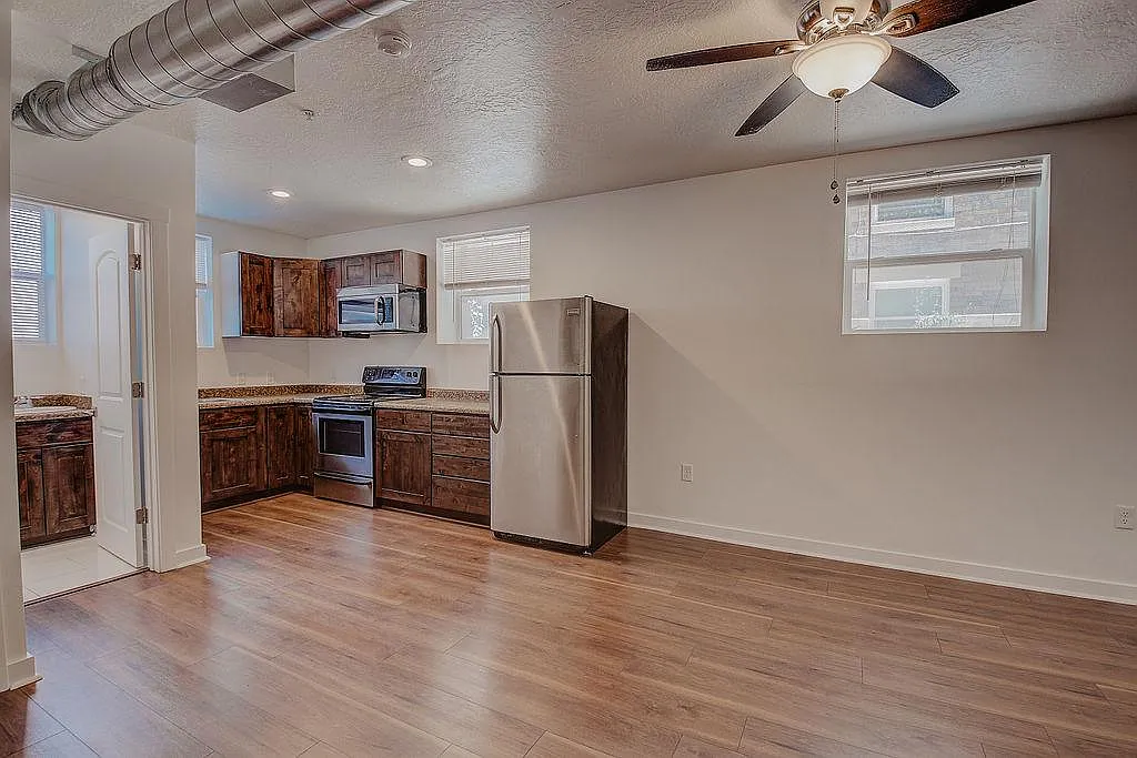 419 E 200 S — Photo 2