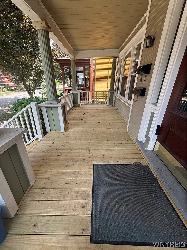 3 bed, 1.0 bath, 2396 sqft, $1,550 — Photo 2