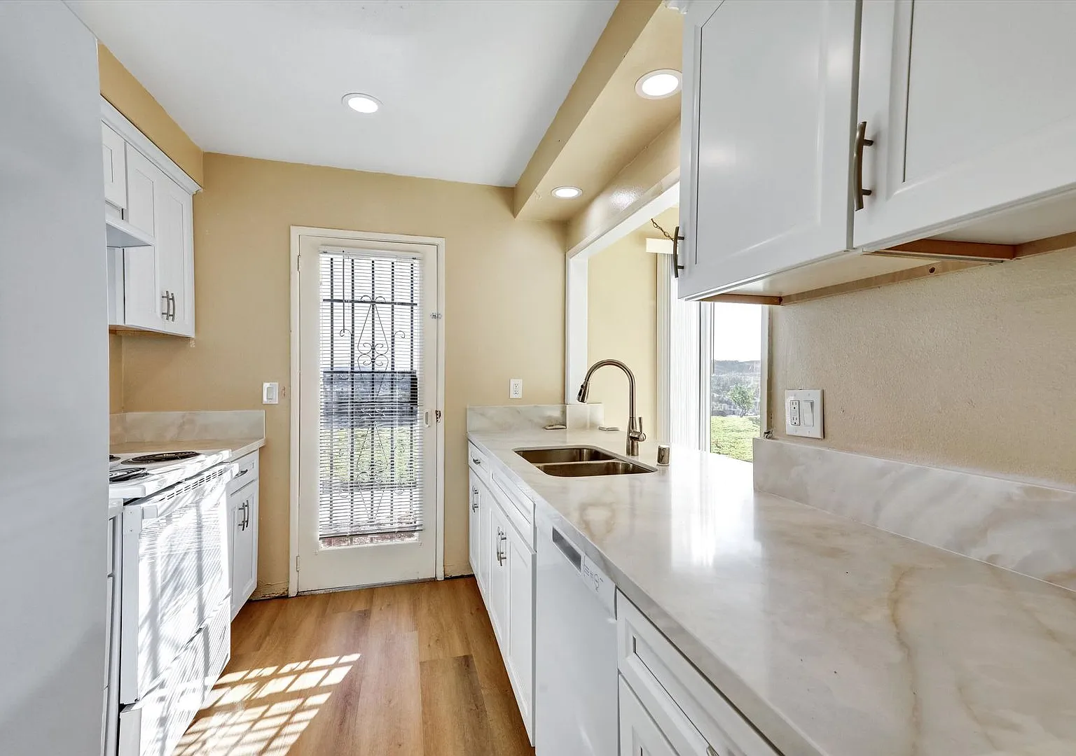 Lovely One Story Condo With One Car Garage — Photo 2