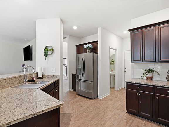 4th image of 805 Redbud Ln