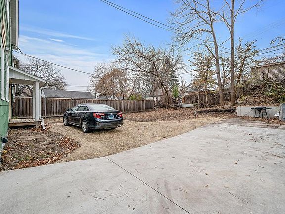 2nd image of 988 Margaret St #1