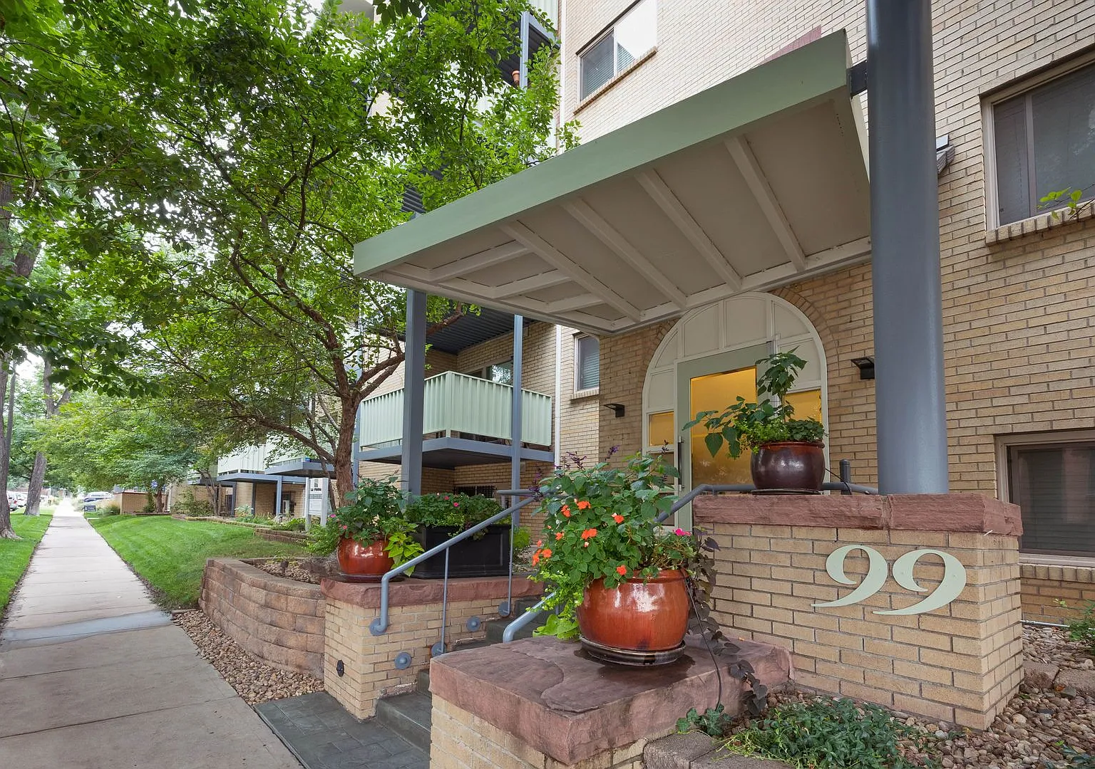 La Fonda Apartments — Photo 2