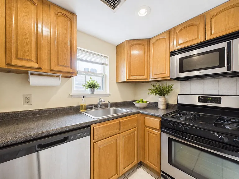 1619 Green Street — Photo 16