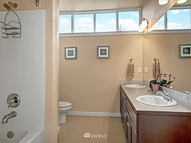 Second/kids' full bathroom