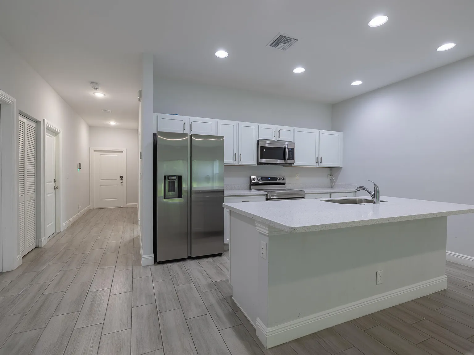 3 bed, 2.0 bath, 1292 sqft, $2,300 — Photo 3