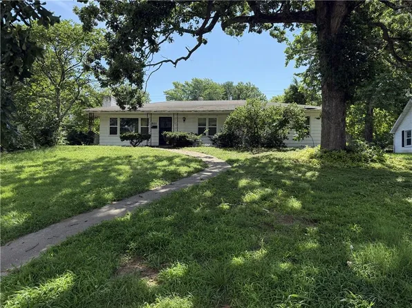 811 S Main St, Nevada, MO 64772