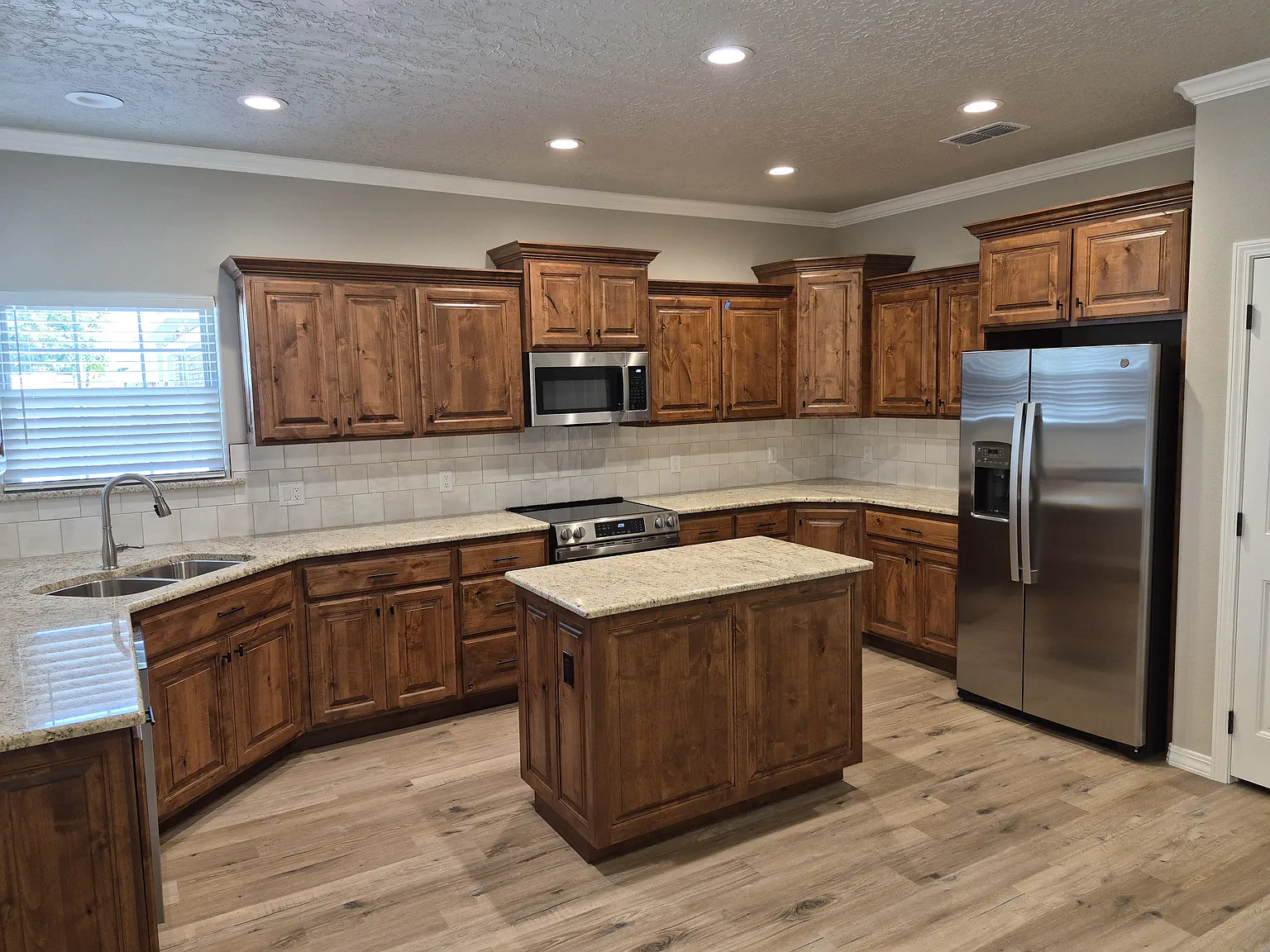 4 bed, 2200 sqft, $2,500 — Photo 4