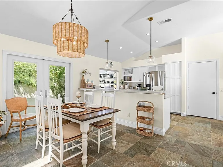 18 Byron Close — Photo 13