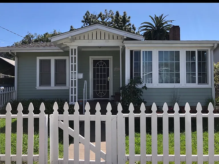 1429 Gillespie St — Photo 1