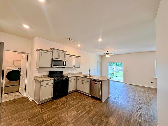 4th image of 528 Ashwood Way