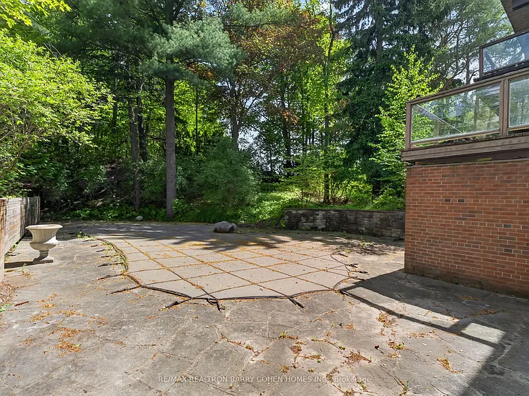 21 Tudor Gate — Photo 29