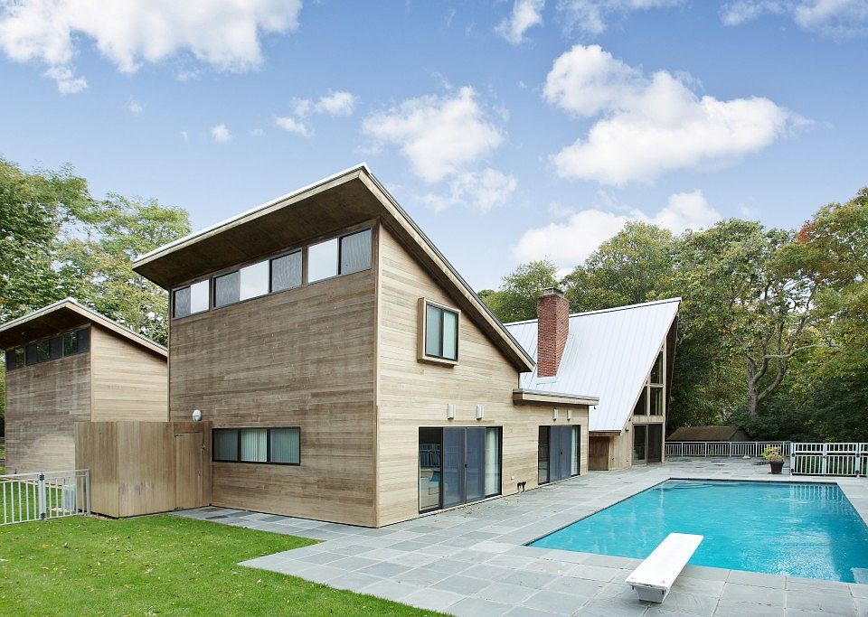 1st image of 20 Lily Pond Dr
