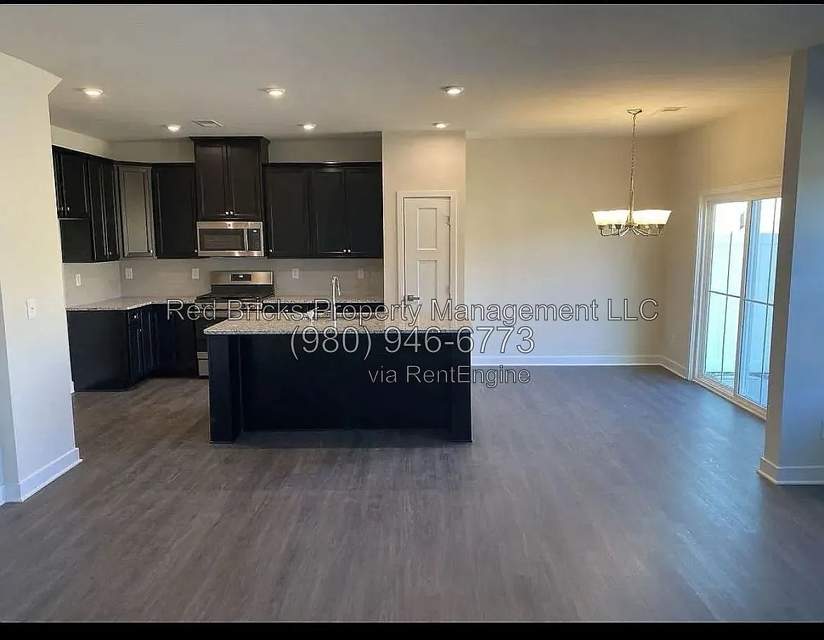 3 bed, 2.5 bath, 1838 sqft, $2,350 — Photo 4