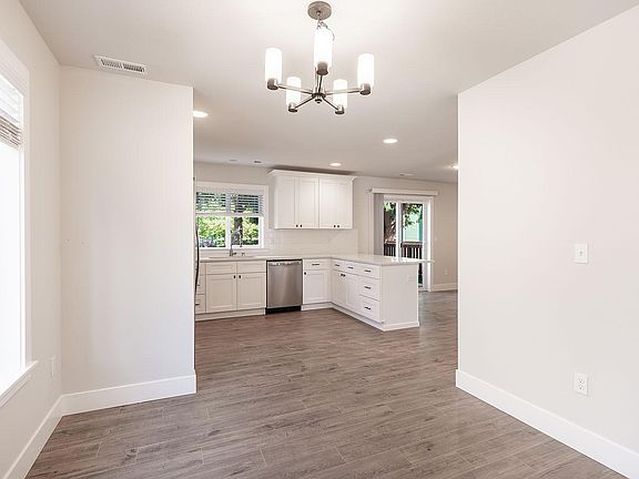 3rd image of 2903 Sunnyside Blvd