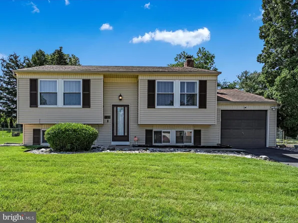 4785 Sweetbrier Dr, Harrisburg, PA 17111