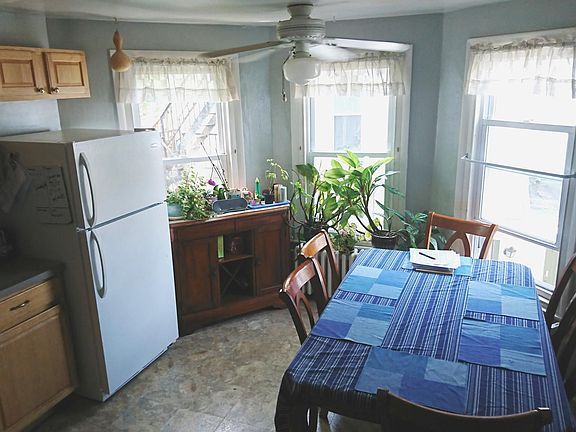 Sunny eat-in kitchen w/ ceiling fan