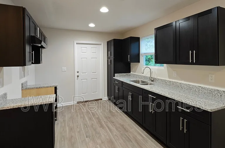 1740 W 9th St — Photo 3