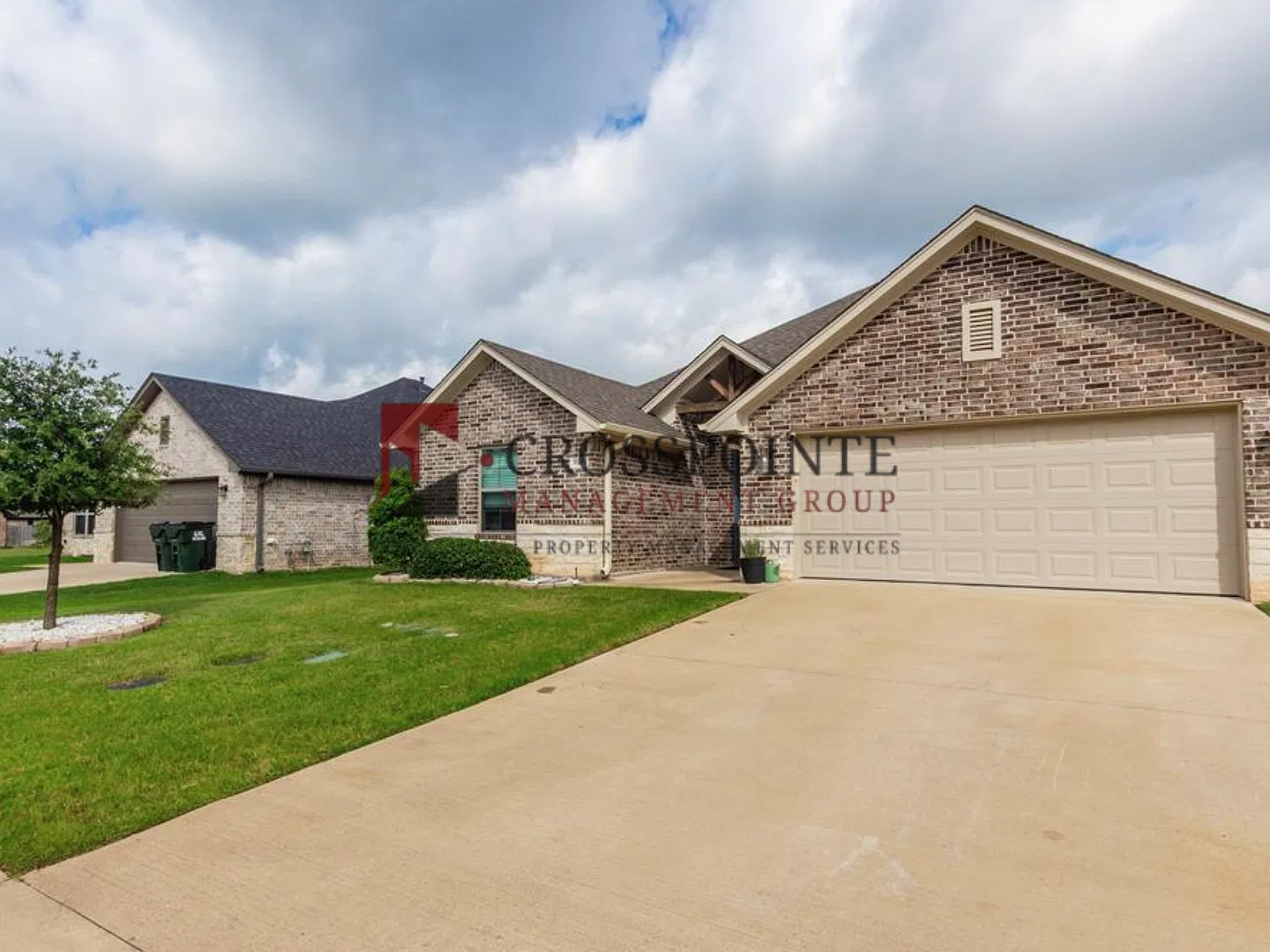 Beautiful 3 Bedroom 2 Bathroom Home! — Photo 3