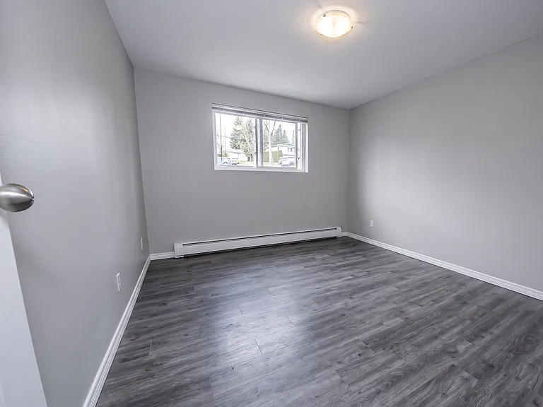 201 Erb St W — Photo 8