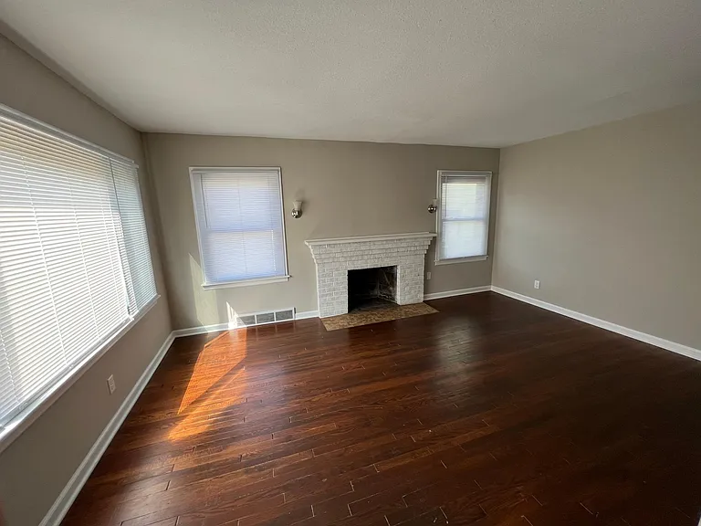 507 W Sexton Rd — Photo 2