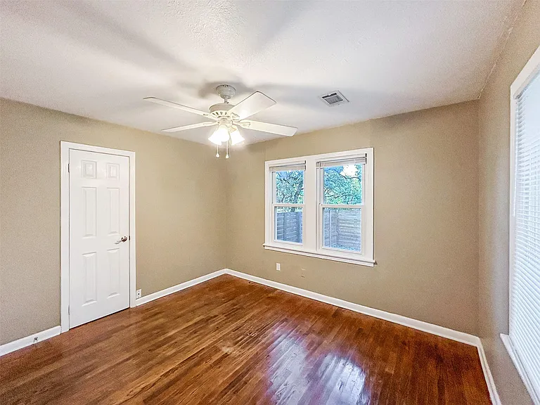 805 Herndon Ln — Photo 12