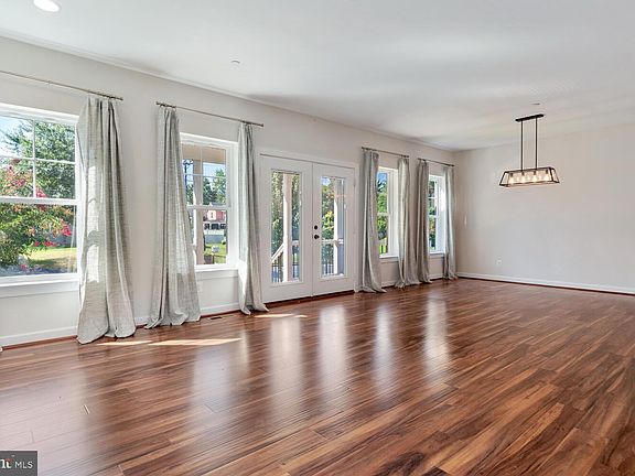5th image of 315 Salmon Ave