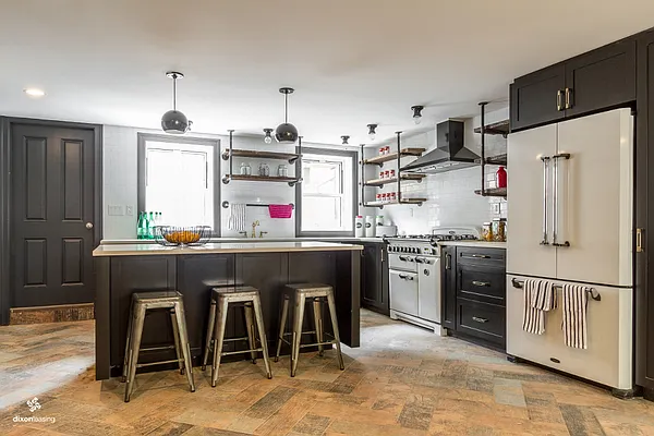 Rented by Dixon Advisory USA Inc. | media 2