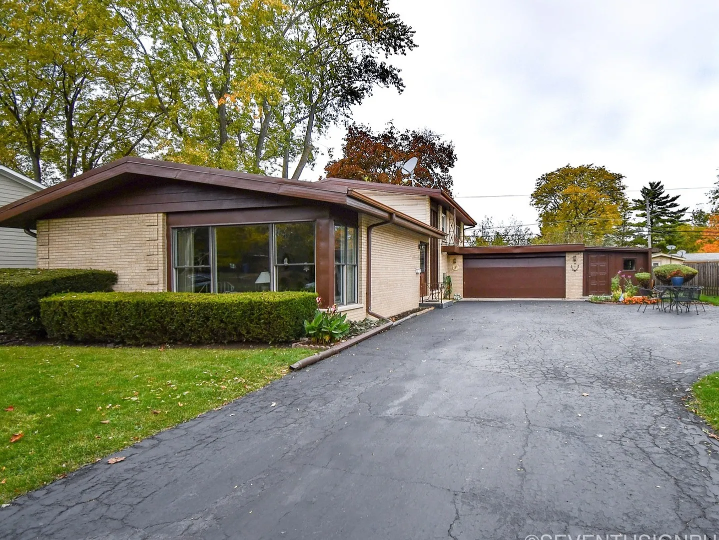 2528 Harrison St photo 1