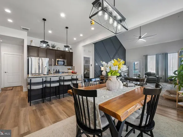 2843 Town View Cir, New Windsor, MD 21776