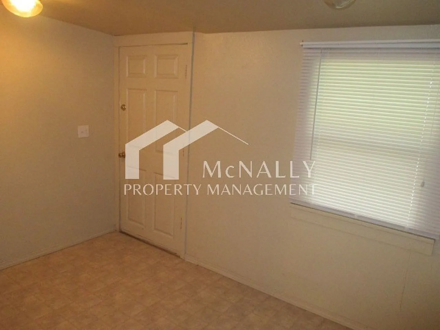 Charming 3 Bedroom Home in Tacoma — Photo 3