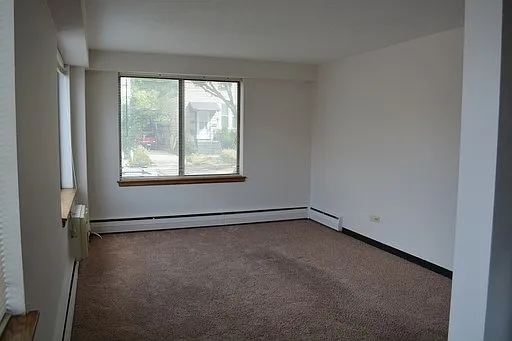 2233 N Summit Ave — Photo 1