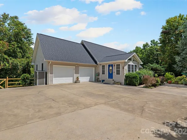 15 Willow Knolls Dr, Weaverville, NC 28787