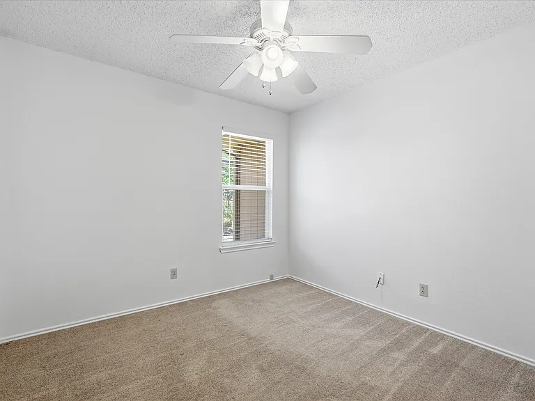 559 Lee Dr — Photo 11