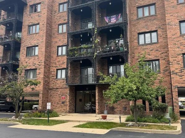 9374 Landings Ln Unit 201, Des Plaines, IL 60016