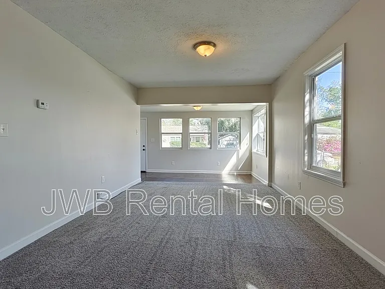 616 E 61st St — Photo 5
